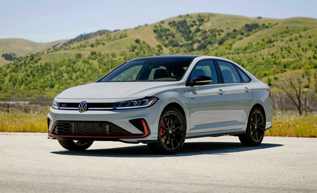 Xe sedan nhập khẩu từng phân phối tại Việt Nam 'khai tử' bản số sàn - Ảnh 1.