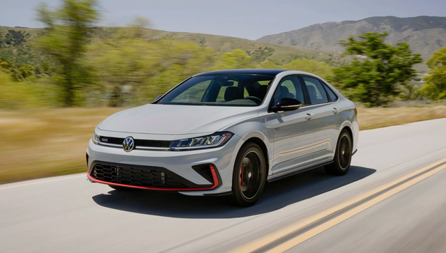 Xe sedan nhập khẩu từng phân phối tại Việt Nam 'khai tử' bản số sàn - Ảnh 2.
