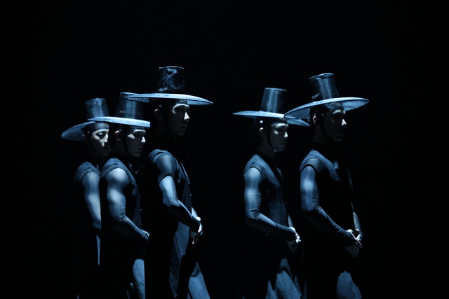 'Gat'- vở ballet gây sốt về mũ truyền thống Hàn Quốc đến Việt Nam- Ảnh 6. 'Gat'- vở ballet gây sốt về mũ truyền thống Hàn Quốc đến Việt Nam- Ảnh 6.