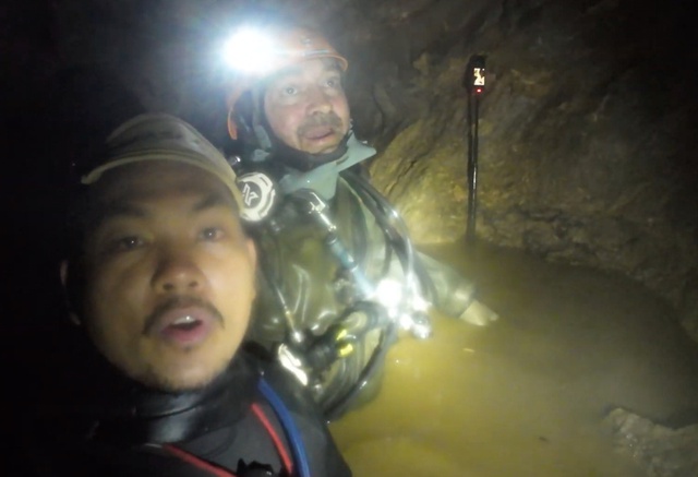Rescuers in Laos say more oxygen needed to save 7 divers trapped in cave - Ảnh 1.