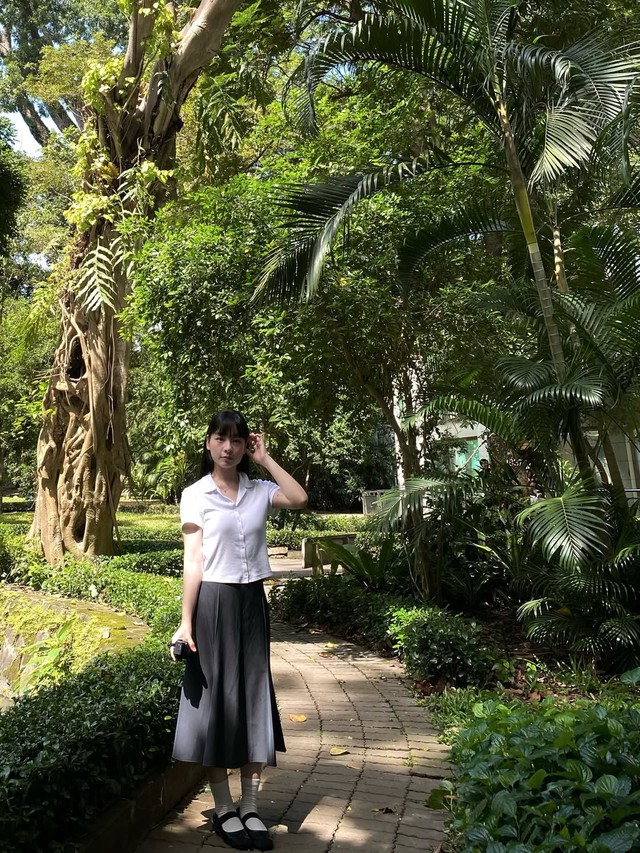 Càng đơn giản càng nổi bật với áo sơ mi dáng ngắn- Ảnh 7. Càng đơn giản càng nổi bật với áo sơ mi dáng ngắn- Ảnh 7.