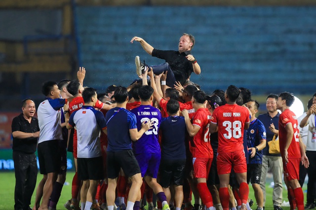CLB CAHN lên ngôi thuyết phục: Sự định hình mới của bản đồ V-League- Ảnh 2. CLB CAHN lên ngôi thuyết phục: Sự định hình mới của bản đồ V-League- Ảnh 2.