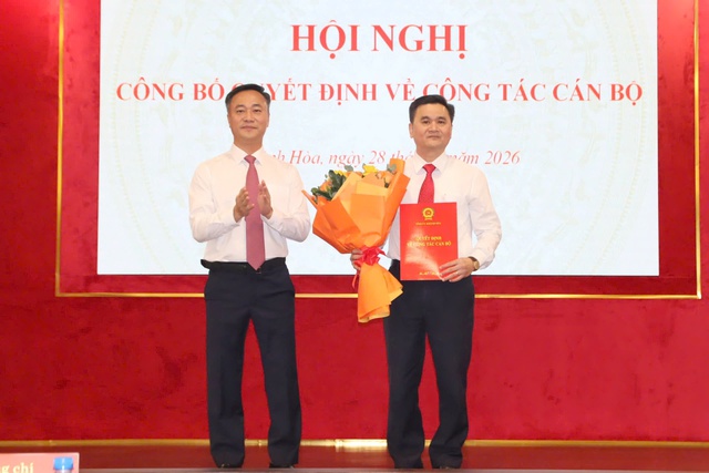 Khánh Hòa bổ nhiệm Giám đốc Sở Giáo dục và Đào tạo, Chánh văn phòng Tỉnh ủy- Ảnh 1. Khánh Hòa bổ nhiệm Giám đốc Sở Giáo dục và Đào tạo, Chánh văn phòng Tỉnh ủy- Ảnh 1.