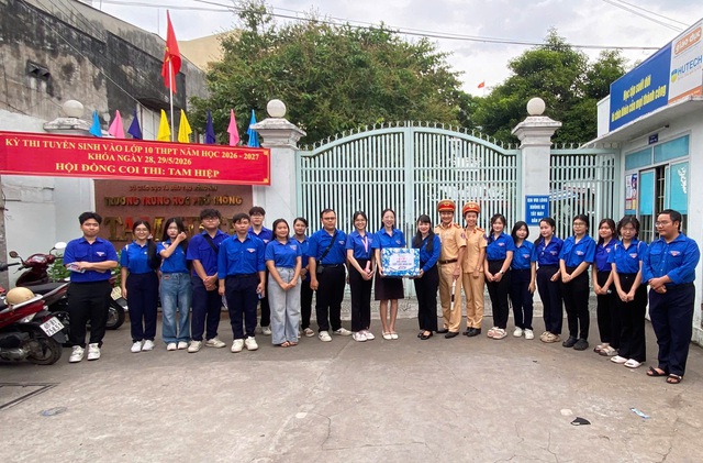 CSGT th&agrave;nh phố Đồng Nai hỗ trợ kịp thời nữ th&iacute; sinh đi nhầm điểm thi - Ảnh 2.