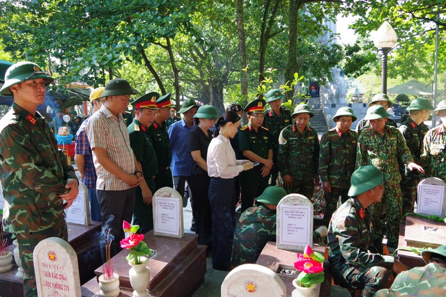 Lấy mẫu, số hóa thông tin hài cốt liệt sĩ tại Nghĩa trang liệt sĩ Trường Sơn - Ảnh 3.