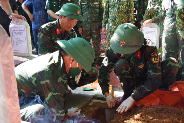 Lấy mẫu, số hóa thông tin hài cốt liệt sĩ tại Nghĩa trang liệt sĩ Trường Sơn - Ảnh 1.