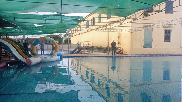 Điện r&ograve; rỉ ở bể bơi tại trường học, 3 trẻ phải cấp cứu- Ảnh 3.