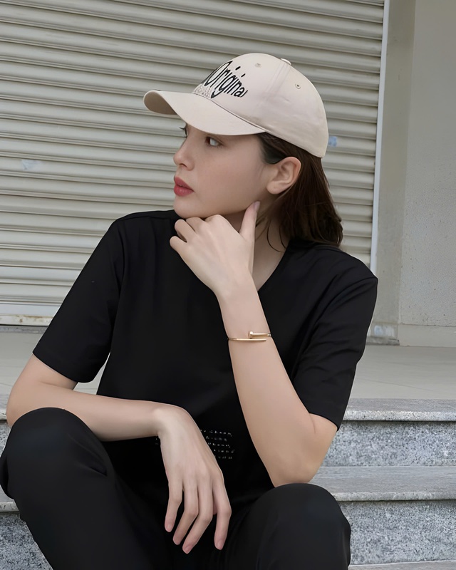 Đơn giản nhưng không đơn điệu cùng áo thun và mũ lưỡi trai- Ảnh 1. Đơn giản nhưng không đơn điệu cùng áo thun và mũ lưỡi trai- Ảnh 1.