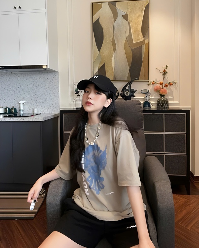 Đơn giản nhưng không đơn điệu cùng áo thun và mũ lưỡi trai- Ảnh 2. Đơn giản nhưng không đơn điệu cùng áo thun và mũ lưỡi trai- Ảnh 2.