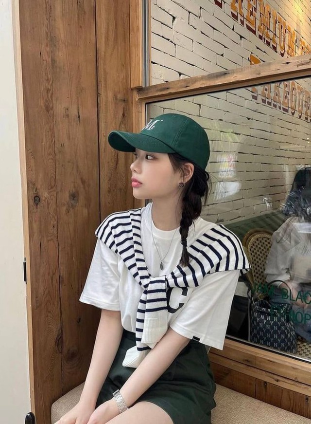 Đơn giản nhưng không đơn điệu cùng áo thun và mũ lưỡi trai- Ảnh 3. Đơn giản nhưng không đơn điệu cùng áo thun và mũ lưỡi trai- Ảnh 3.