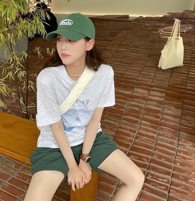 Đơn giản nhưng không đơn điệu cùng áo thun và mũ lưỡi trai- Ảnh 4. Đơn giản nhưng không đơn điệu cùng áo thun và mũ lưỡi trai- Ảnh 4.
