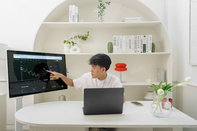 Biến gian phòng nhà bạn thành văn phòng di động với màn hình LG Smart Monitor Swing- Ảnh 1. Biến gian phòng nhà bạn thành văn phòng di động với màn hình LG Smart Monitor Swing- Ảnh 1.