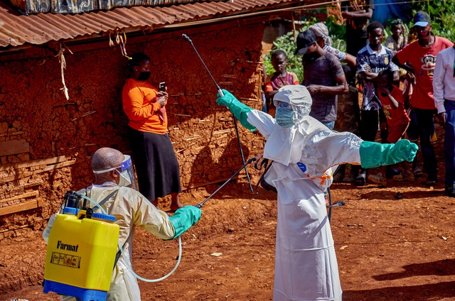 WHO thử nghiệm phương pháp điều trị Ebola giữa đại dịch - Ảnh 1.