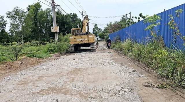 Xe quá tải "băm" nát đường đê, tàu lớn làm sạt lở bờ sông tại Phú An - Ảnh 8.