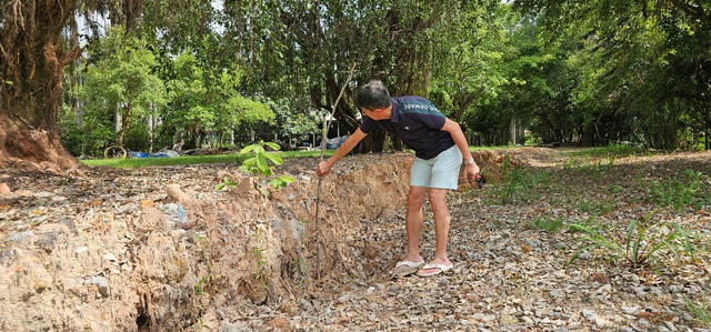 Xe quá tải "băm" nát đường đê, tàu lớn làm sạt lở bờ sông tại Phú An - Ảnh 7.