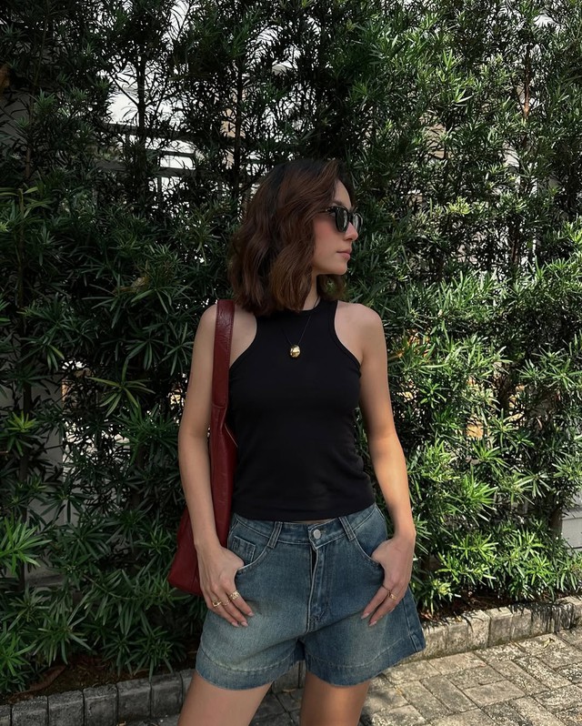 Từ năng động đến quyến rũ với chiếc áo tank top phá cách- Ảnh 5. Từ năng động đến quyến rũ với chiếc áo tank top phá cách- Ảnh 5.