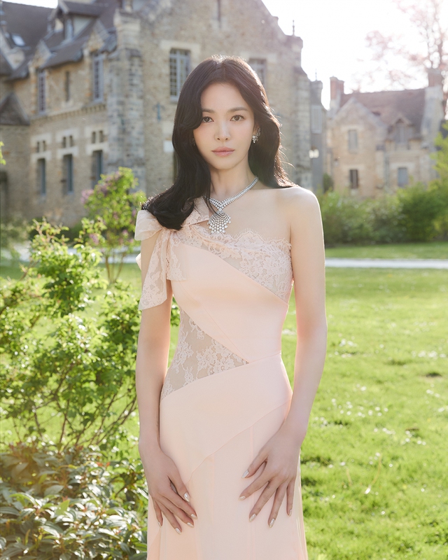 Song Hye Kyo và chiếc vương miện trăm năm gây sốt - Ảnh 3.