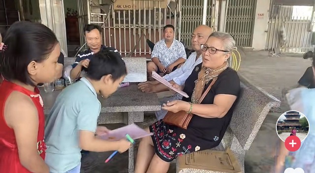 Clip b&agrave; cầm xấp sổ đỏ chia cho ch&aacute;u: Bu&ocirc;n b&aacute;n, cho thu&ecirc; trọ h&agrave;ng chục năm - Ảnh 1.