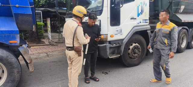 Bị lập biên bản nồng độ cồn, người đàn ông đòi lao ra đường tự tử - Ảnh 2.