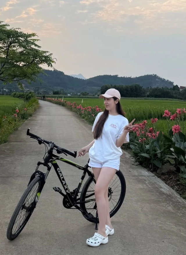 Đơn giản nhưng không đơn điệu cùng áo thun và mũ lưỡi trai- Ảnh 8. Đơn giản nhưng không đơn điệu cùng áo thun và mũ lưỡi trai- Ảnh 8.