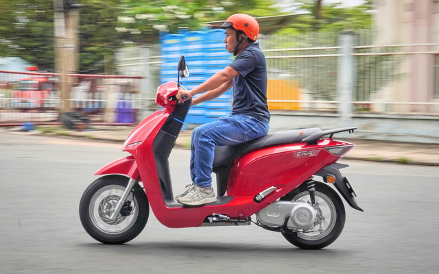 Lái thử Dat Bike ERA: Xe máy điện ‘cân đời thực’, giá từ 29,9 triệu đồng - Ảnh 8.