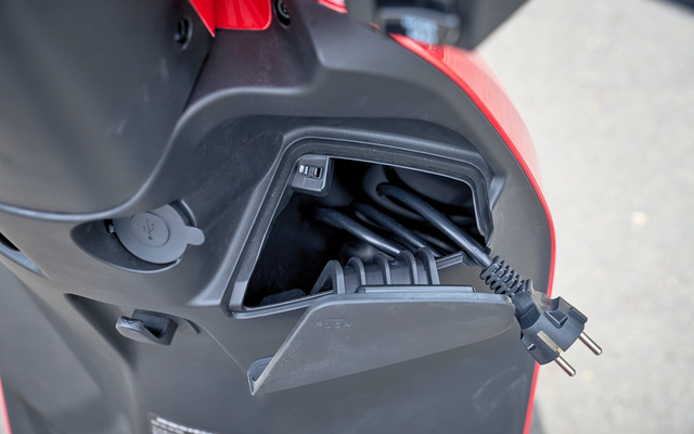 Lái thử Dat Bike ERA: Xe máy điện ‘cân đời thực’, giá từ 29,9 triệu đồng - Ảnh 6.