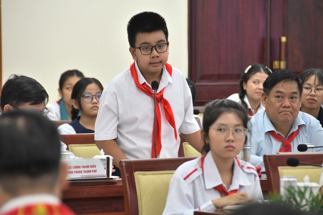 Học sinh nói thầy cô hiện nay đã… hơi già - Ảnh 1.