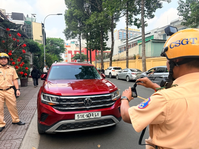 TP.HCM xử phạt hơn 21.700 trường hợp dừng, đỗ xe sai quy định, có cả xe máy - Ảnh 1.