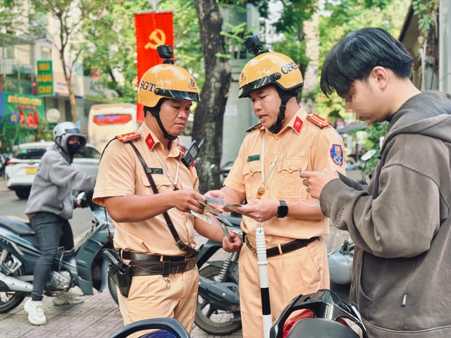 TP.HCM xử phạt hơn 21.700 trường hợp dừng, đỗ xe sai quy định, có cả xe máy - Ảnh 2.