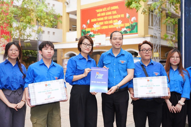 Hà Nội chuẩn bị hàng chục nghìn phần quà tặng thí sinh và người nhà - Ảnh 1.