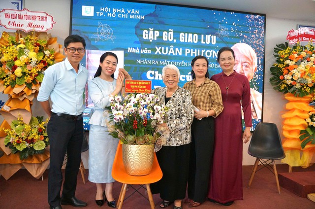 Nhạc sĩ Trần Tiến 'bụng đói chân run' đến hát 'Thôi kệ' tặng nhà văn Xuân Phượng- Ảnh 6. Nhạc sĩ Trần Tiến 'bụng đói chân run' đến hát 'Thôi kệ' tặng nhà văn Xuân Phượng- Ảnh 6.