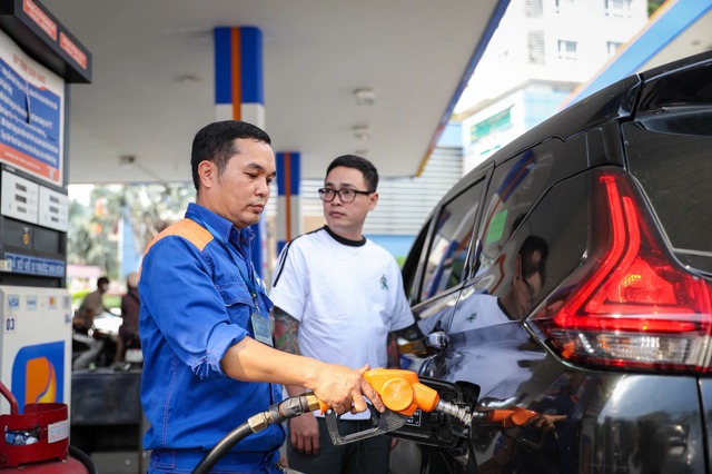 Xăng E10 h&uacute;t ẩm, nhưng v&igrave; sao hơi nước rất kh&oacute; lọt v&agrave;o b&igrave;nh xăng &ocirc; t&ocirc;? - Ảnh 1.