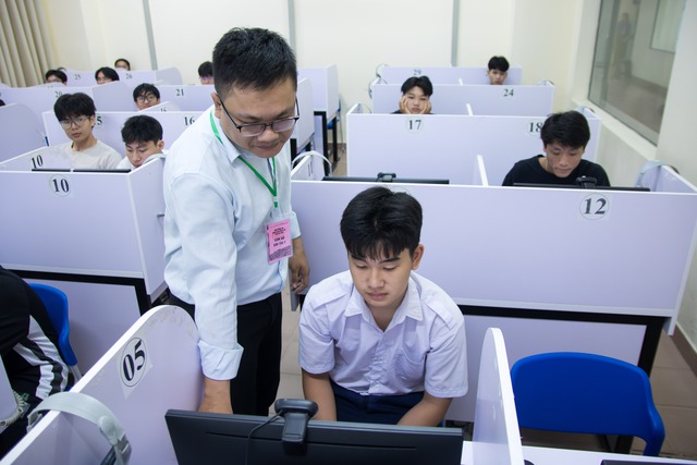 Sợ áp lực, nhiều học sinh thi năng lực vào đại học từ lớp 11 - Ảnh 1.