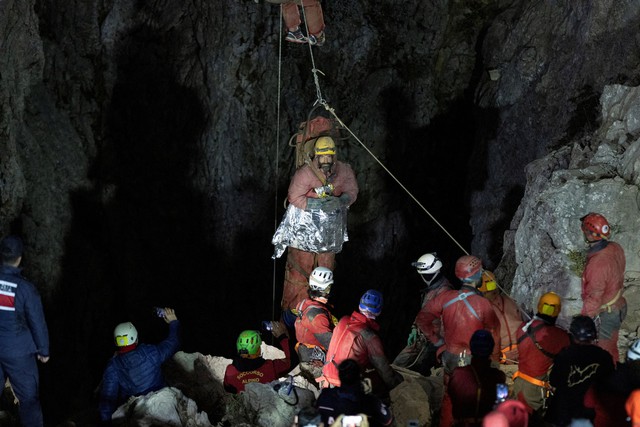 Những cuộc cứu người mắc kẹt trong hang động nghẹt thở bậc nhất- Ảnh 3. Những cuộc cứu người mắc kẹt trong hang động nghẹt thở bậc nhất- Ảnh 3.