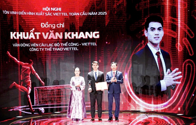 Khuất Văn Khang xuất sắc nhận giải thưởng có tỷ lệ chọi 1/7.000 tại Tập đoàn Viettel- Ảnh 1. Khuất Văn Khang xuất sắc nhận giải thưởng có tỷ lệ chọi 1/7.000 tại Tập đoàn Viettel- Ảnh 1.