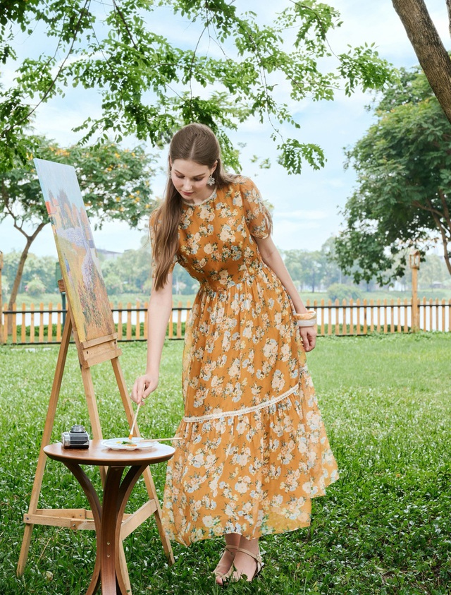 Váy hoa dáng dài, nét dịu dàng mang chất riêng mùa hạ- Ảnh 2. Váy hoa dáng dài, nét dịu dàng mang chất riêng mùa hạ- Ảnh 2.