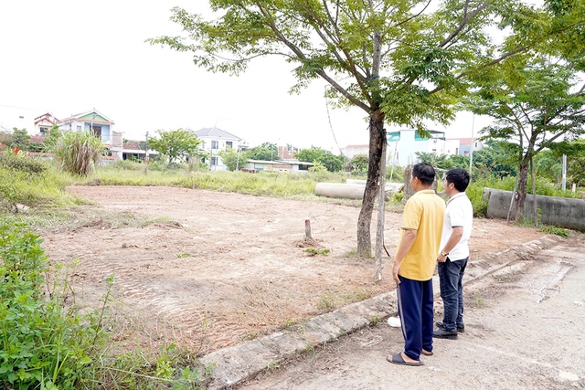 Mua đất tiền tỉ nhưng phải k&eacute;o điện tạm, d&ugrave;ng nước k&eacute;- Ảnh 2.