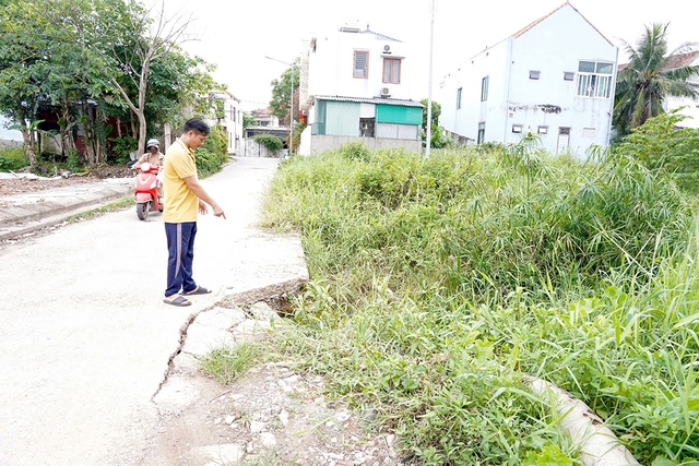 Mua đất tiền tỉ nhưng phải k&eacute;o điện tạm, d&ugrave;ng nước k&eacute;- Ảnh 3.