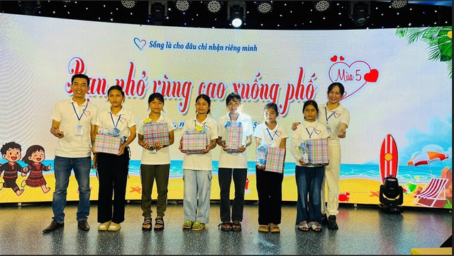 Chàng kỹ sư 16 năm 'trèo đèo, lội suối' xây trường vùng cao- Ảnh 6. Chàng kỹ sư 16 năm 'trèo đèo, lội suối' xây trường vùng cao- Ảnh 6.