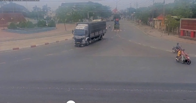 Hai vụ tai nạn khiến 4 người tử vong: Hiểm họa tạt đầu xe tải, container- Ảnh 1. Hai vụ tai nạn khiến 4 người tử vong: Hiểm họa tạt đầu xe tải, container- Ảnh 1.