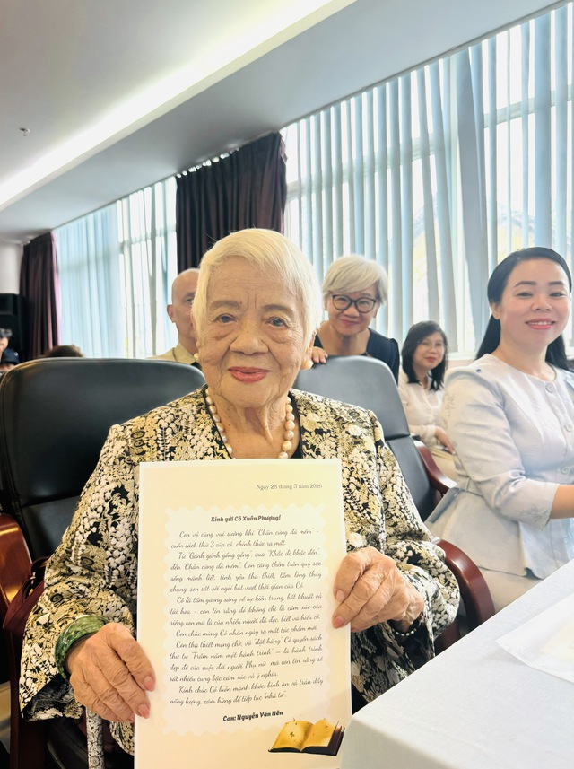 Nhạc sĩ Trần Tiến 'bụng đói chân run' đến hát 'Thôi kệ' tặng nhà văn Xuân Phượng- Ảnh 2. Nhạc sĩ Trần Tiến 'bụng đói chân run' đến hát 'Thôi kệ' tặng nhà văn Xuân Phượng- Ảnh 2.