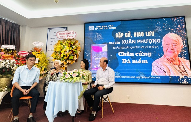 Nhạc sĩ Trần Tiến 'bụng đói chân run' đến hát 'Thôi kệ' tặng nhà văn Xuân Phượng- Ảnh 5. Nhạc sĩ Trần Tiến 'bụng đói chân run' đến hát 'Thôi kệ' tặng nhà văn Xuân Phượng- Ảnh 5.