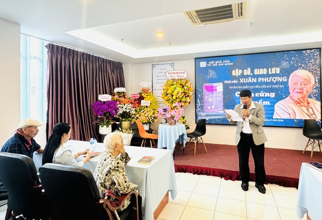 Nhạc sĩ Trần Tiến 'bụng đói chân run' đến hát 'Thôi kệ' tặng nhà văn Xuân Phượng- Ảnh 4. Nhạc sĩ Trần Tiến 'bụng đói chân run' đến hát 'Thôi kệ' tặng nhà văn Xuân Phượng- Ảnh 4.