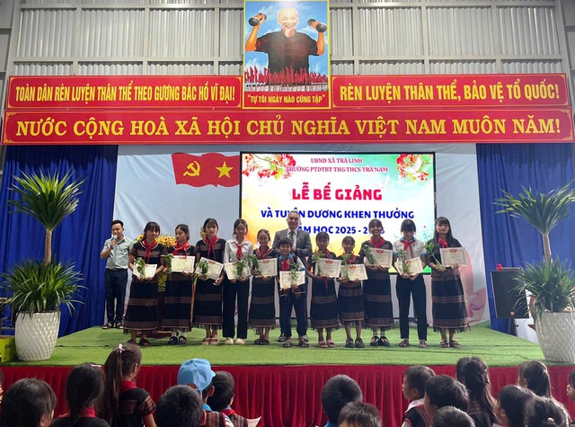 Bế giảng đặc biệt: Học sinh vùng cao Đà Nẵng nhận thưởng bằng sâm Ngọc Linh - Ảnh 1.