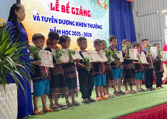 Bế giảng đặc biệt: Học sinh vùng cao Đà Nẵng nhận thưởng bằng sâm Ngọc Linh - Ảnh 2.