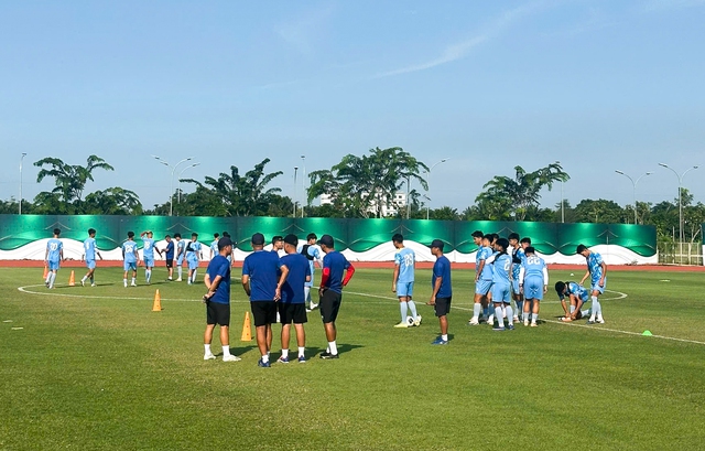 U.19 Việt Nam tập buổi đầu tại Indonesia: Điều kiện kh&aacute; khắc nghiệt nhưng&hellip;- Ảnh 2.