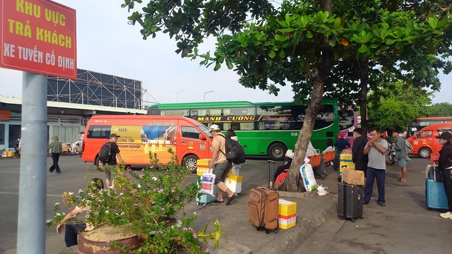 D&ograve;ng người từ c&aacute;c tỉnh th&agrave;nh quay trở lại TP.HCM sau kỳ nghỉ lễ - Ảnh 3.