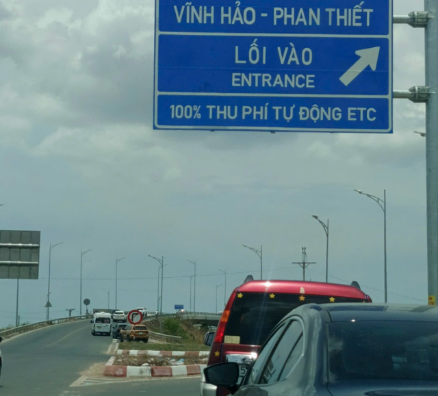 Cảnh s&aacute;t Giao th&ocirc;ng li&ecirc;n tục  đ&oacute;ng tạ lối v&agrave;o cao tốc do lượng xe qu&aacute; đ&ocirc;ng - Ảnh 2.