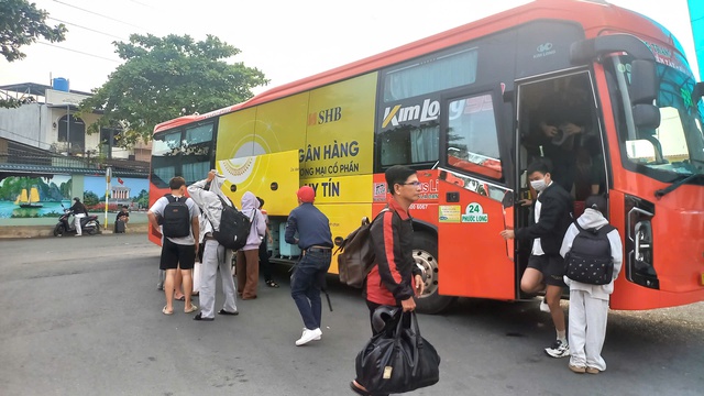 D&ograve;ng người từ c&aacute;c tỉnh th&agrave;nh quay trở lại TP.HCM sau kỳ nghỉ lễ - Ảnh 1.