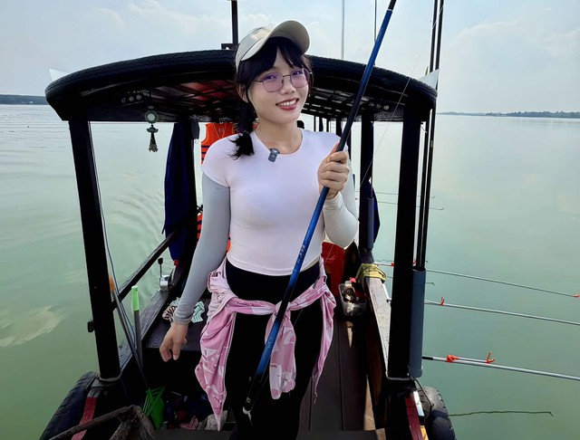 Kh&ocirc;ng c&agrave; ph&ecirc; hay mua sắm, c&ocirc; g&aacute;i 27 tuổi m&ecirc; ngồi c&acirc;u c&aacute; h&agrave;ng giờ - Ảnh 1.
